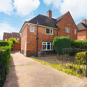  Holiday home Alderton House - Spacious 3 Bed With Parking