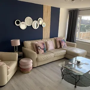  Holiday home Crowthorne House: Spacious 3-bedroom Cul-de-sac Retreat