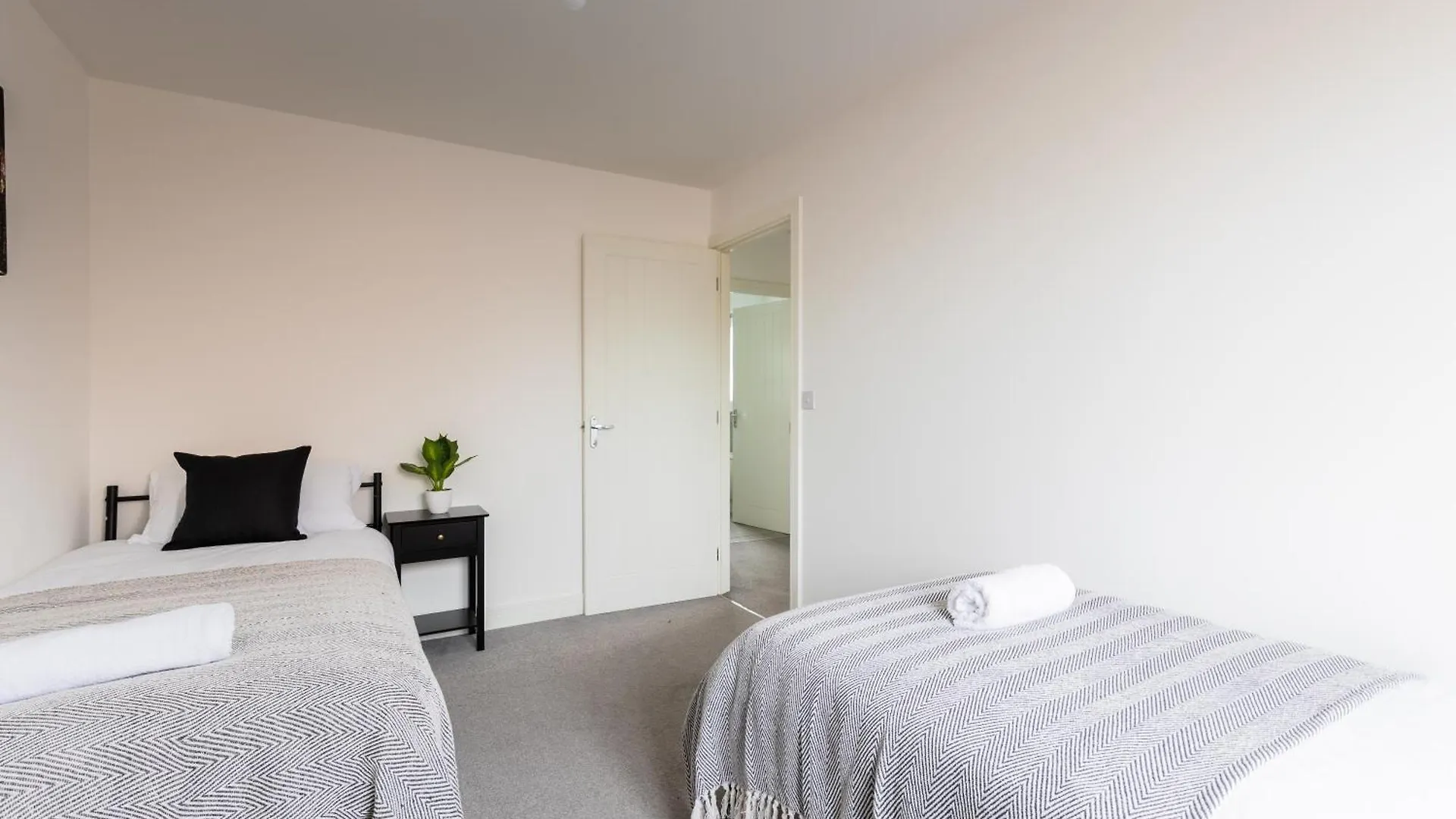 Spacious 4-Bedroom Home Near City Centre With Parking Ноттингем 0*,